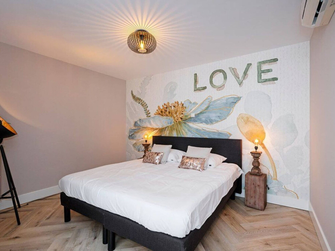 Room 4, Beautiful Holiday Home Near sea in Katwijk, Katwijk