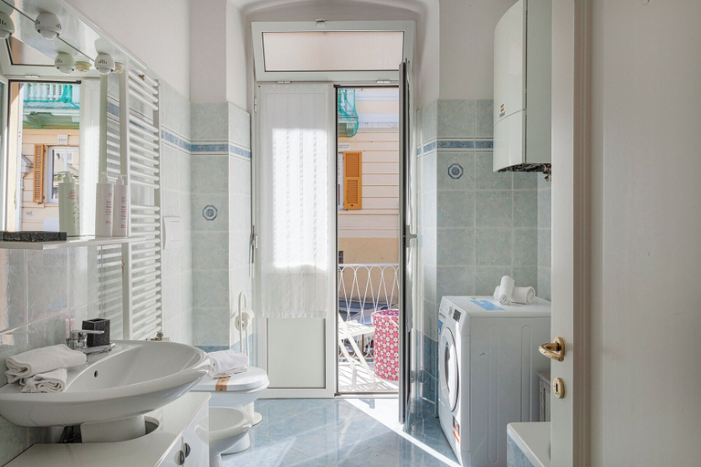 Bathroom 4, A Quiet Place in Genoa, Genova