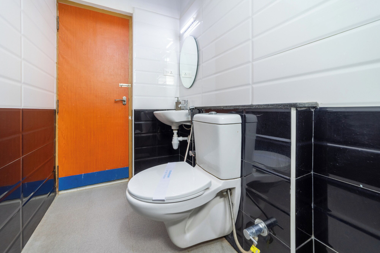 Bathroom 3, Seethala Bed & Breakfast, Puducherry