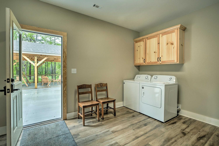 Others 1, Tallassee Creekside Cabin with Forest Views!, Tallapoosa
