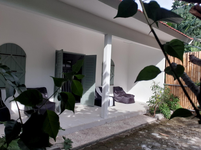 Exterior 1
