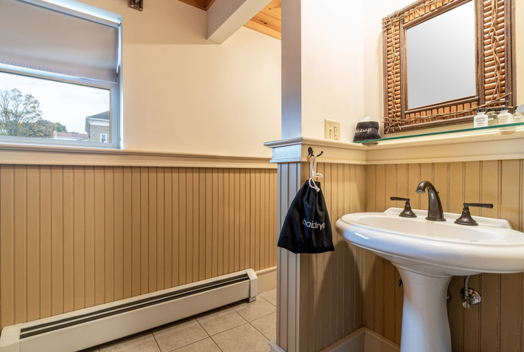 Bathroom 5, The Alpine Lodge, Warren