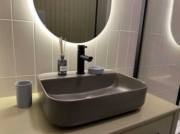 Bathroom 3, Над фермою, Mizhhirs'kyi