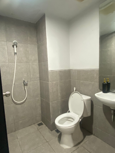 Bathroom, Hotel Stories at Apartemen Riverdale, Cikarang
