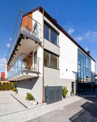 Exterior & Views