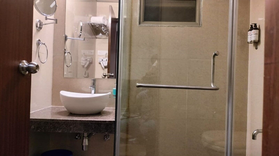 Bathroom 3, Hotel Swamiraj, Mumbai Suburban