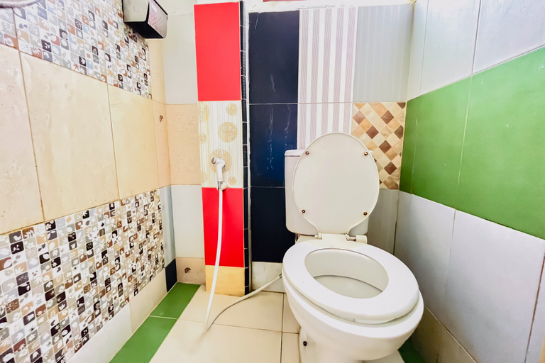 Bathroom 3, RedDoorz @ Serdika Pavilion Berastagi, Karo