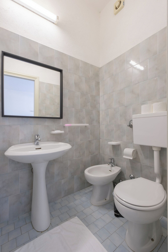 Bathroom 5, Meet Hostel Cervia, Ravenna