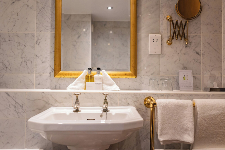 Bathroom 4, Red Lion Hotel, Hillingdon, London