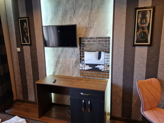 Shared lounge/TV area