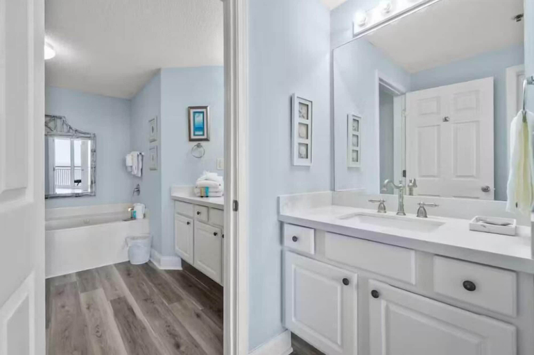 Bathroom 5, Palacio 405, Escambia