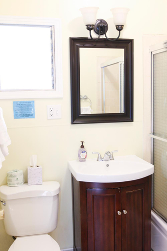 Bathroom, Buckeye Tree Lodge & Cabins, Tulare