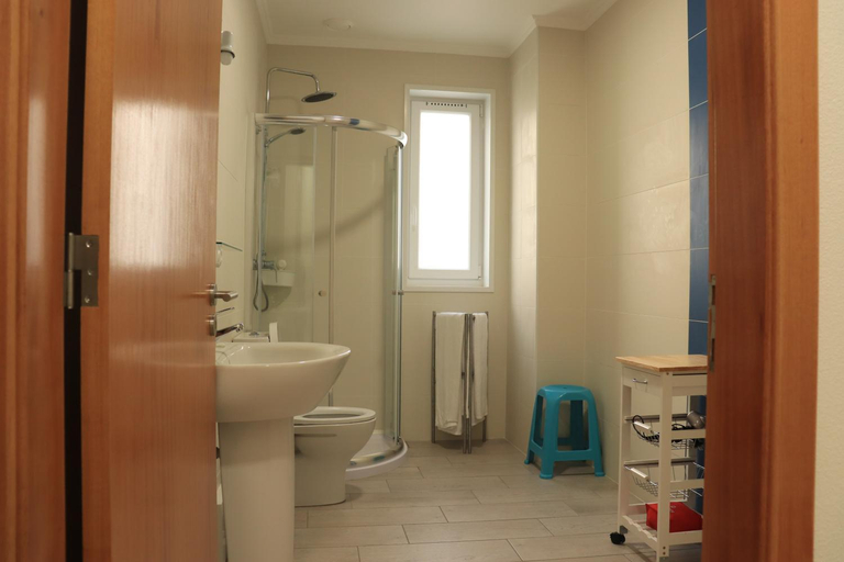 Bathroom 2, Faial Marina Apartments 2, Horta