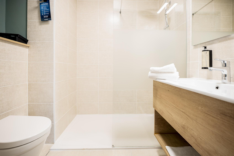 Bathroom 4, Kyriad Bordeaux Nord Sainte Eulalie, Gironde