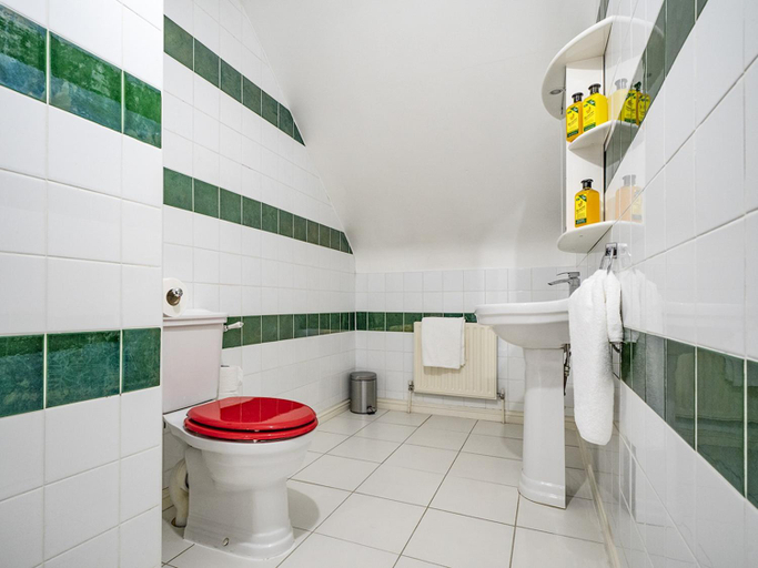 Bathroom 3, Fab Tree-Lined Upmarket Area Next to Queens Uni - Pass the Keys, Belfast