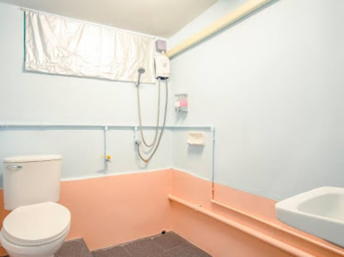 Bathroom 18