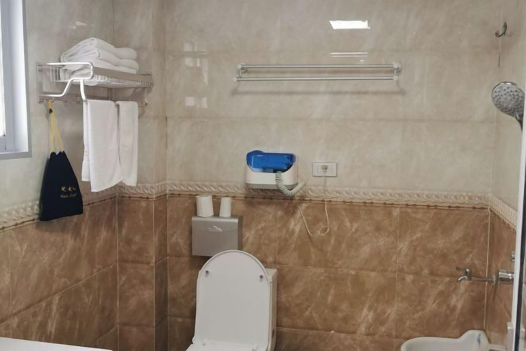 Bathroom 3, Xuan'en Junhua Business Hotel, Enshi Tujia and Miao