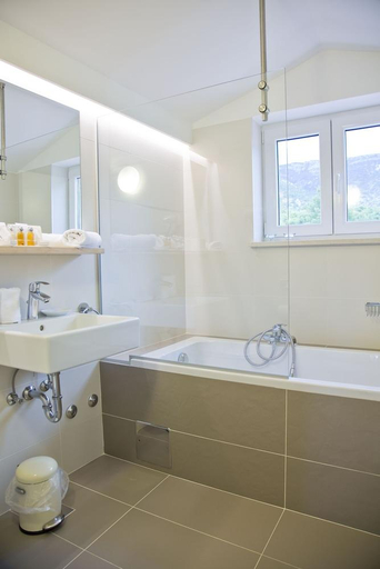 Bathroom 4, Hotel Villa Amorena, Bol