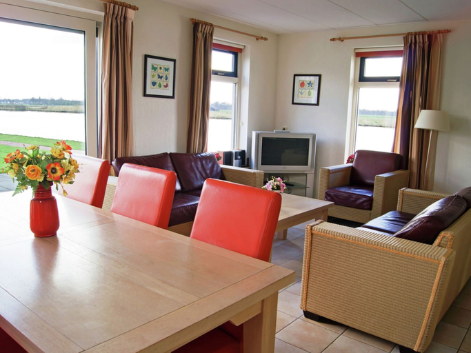 Others 4, Chalet in Bergumermeer by the Canal, Tytsjerksteradiel