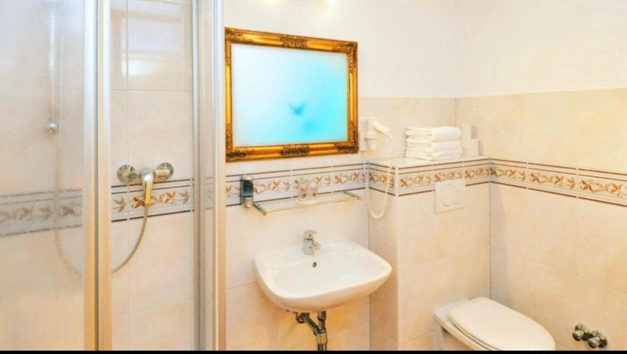 Bathroom 2, Pension Artstetten, Melk