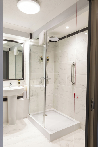 Bathroom 4, De Vere Wokefield Estate, Wokingham