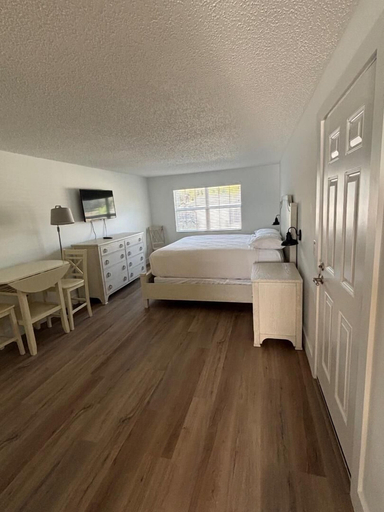 Bedroom 2, Castaways On The River, Lake