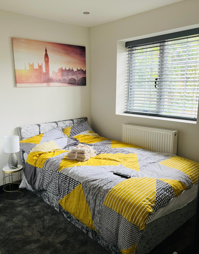 Others 2, Old Green Lantern, Private En-suite Double Bedroom, Thurrock
