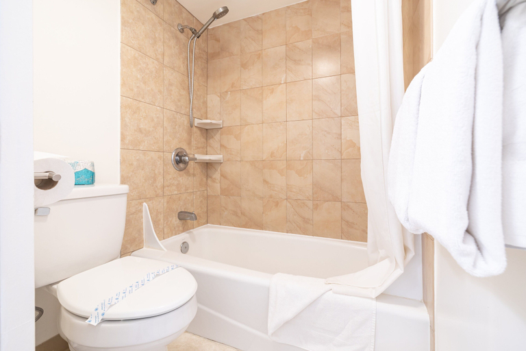 Bathroom 4, High Floor Mountain View Condo with 2 Beds and Parking, Honolulu