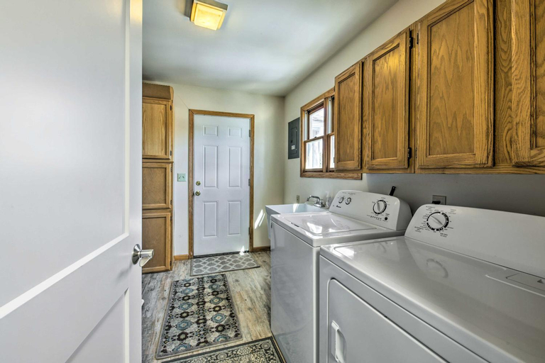 Bedroom 3, Twin Lakes Escape with Deck Less Than 1 Mi to Beach!, Kenosha
