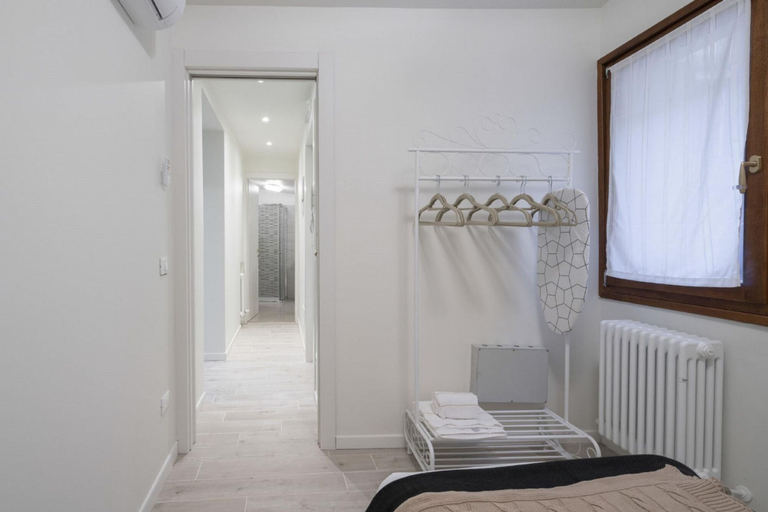 Room 4, San Marco Style Canal View Apt 1 by Wonderful Italy, Venezia