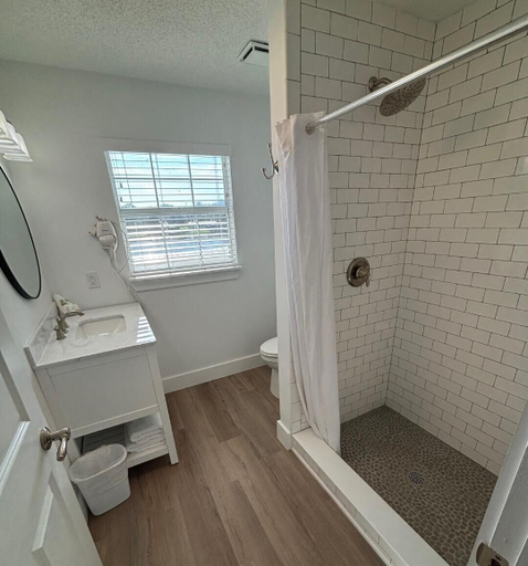 Bathroom, Castaways On The River, Lake
