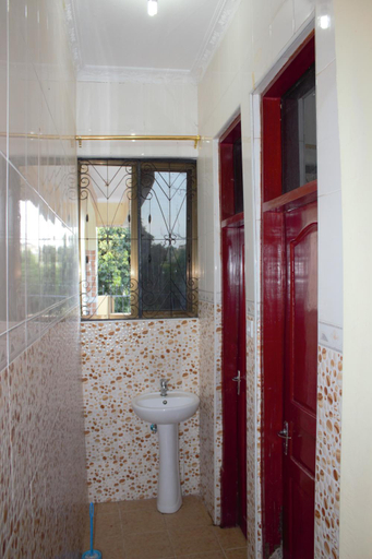 Bathroom 3, Cleopatra HomeStay & Safaris, Nyamagana