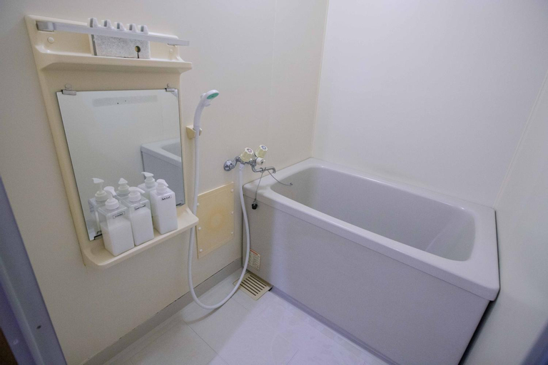 Sidewalk Apartment 201-2 bedrooms with additional futon available-Maximum of 5 people per unit reserved-Free parking on site, Takamatsu