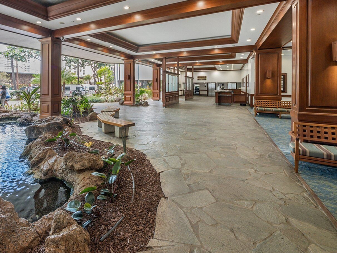 High Floor Ocean View Condo (King Bed and Parking), Honolulu