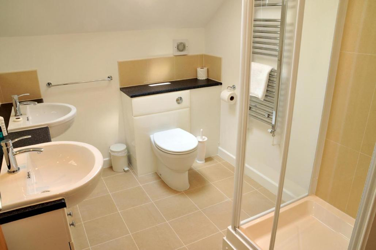Bathroom 3, Puffin Retallack Resort Hot tub lodge, Cornwall