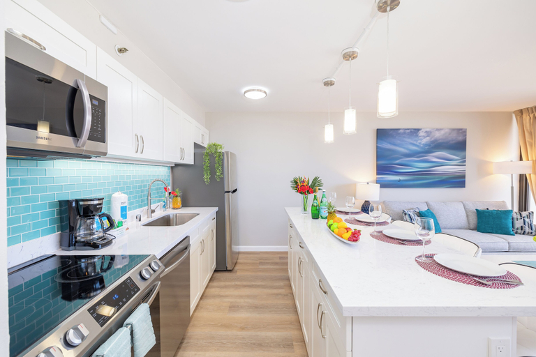 Food & Drinks 5, Diamond Head and Ocean views with King Bed and Parking, Honolulu