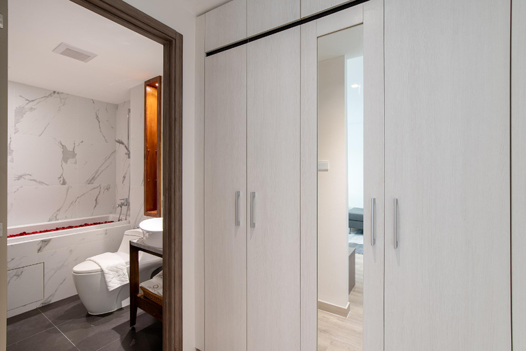 Bathroom 16