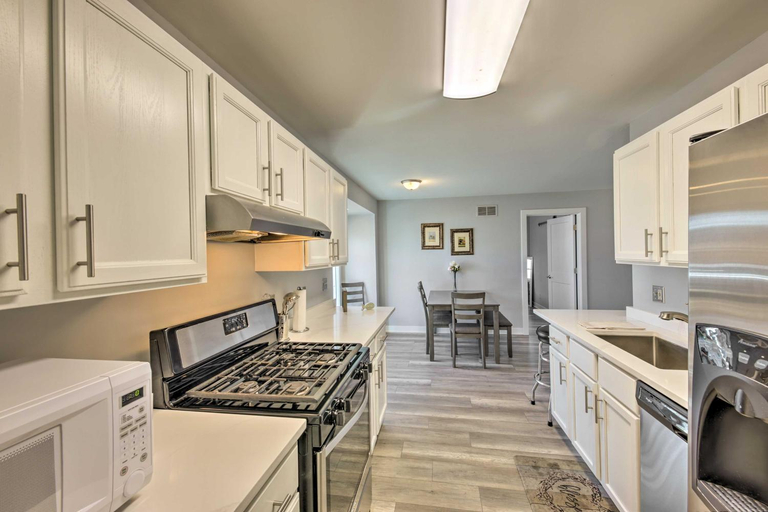 Others 2, Twin Lakes Escape w/ Deck < 1 Mi to Beach!, Kenosha