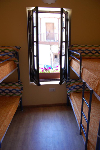 Others 4, Albergue de peregrinos Compostela, León