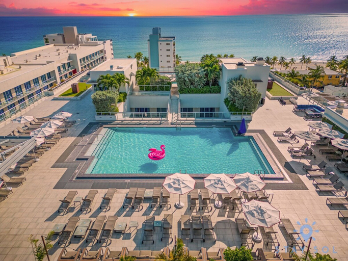 Room 5, Most Booked Apartment Near Beach Rooftop Pool, Broward