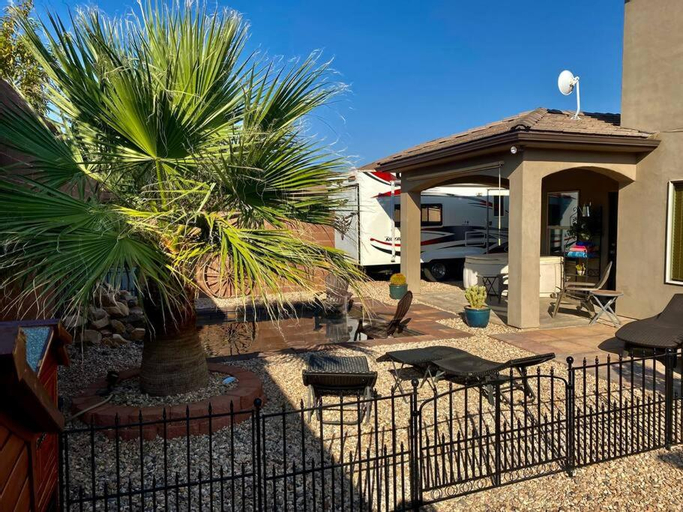 Tiny RV Stone pool Inn, Pets stay free, Zion National Park, your private Oasis!, Washington