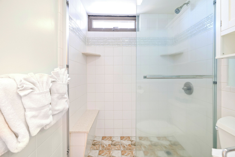 Bathroom 4, Premium Remodeled Condo with Ocean View and Parking, Honolulu