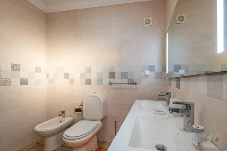 Bathroom 4, Villa Sequeira - Private Pool - Free WIFI - BY BEDZY, Albufeira