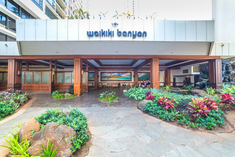 Premium Remodeled Condo with Ocean View and Parking, Honolulu