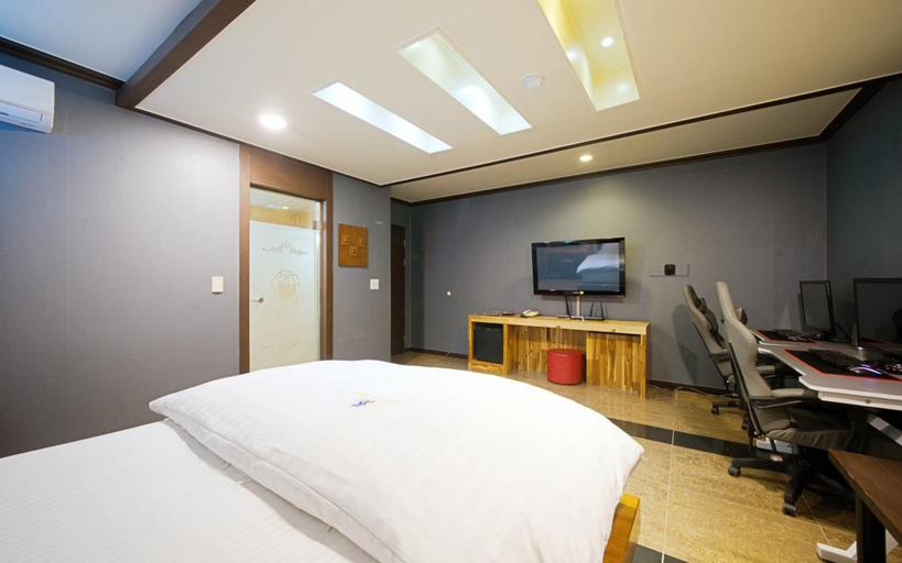 Bedroom 4, Daegu Dongdaegu Station Lane, Buk