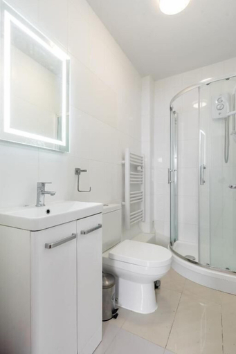 Bathroom 3, City Rooms Guest House, London