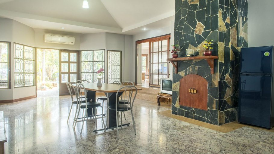 Dining Room 11