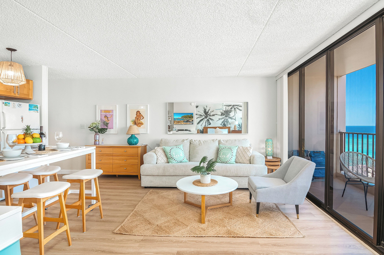 Food & Drinks 5, Premium Remodeled Condo with Ocean View and Parking, Honolulu