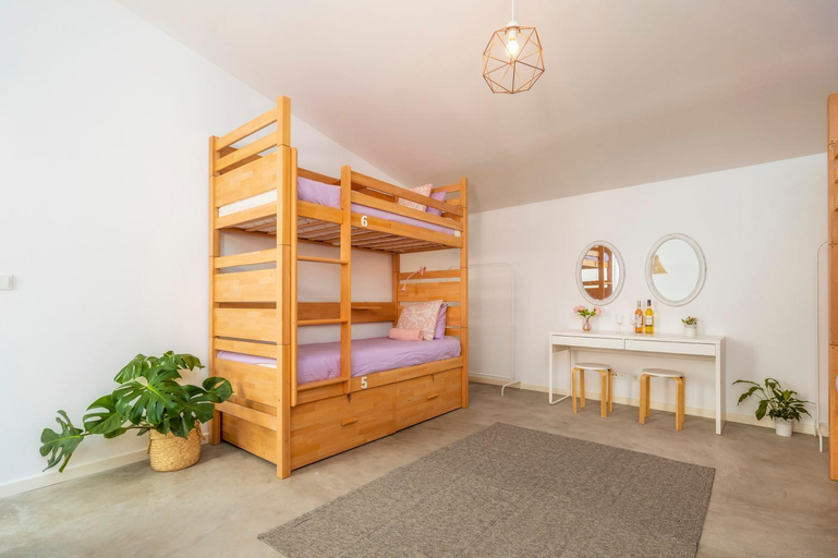 Others 4, Female Hostel, Faro