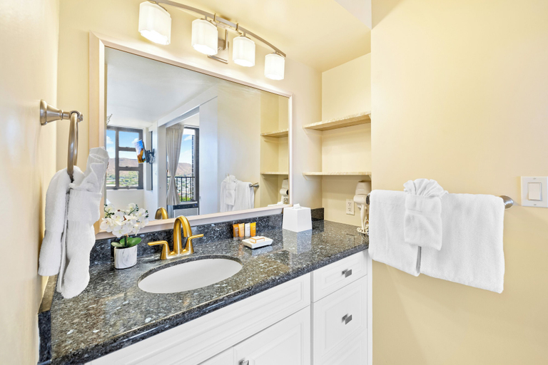 Bathroom 4, Diamond Head and Ocean views with King Bed and Parking, Honolulu